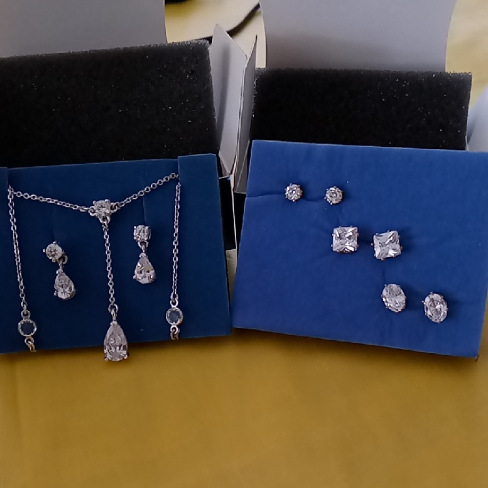 NWOT Avon jewelry set